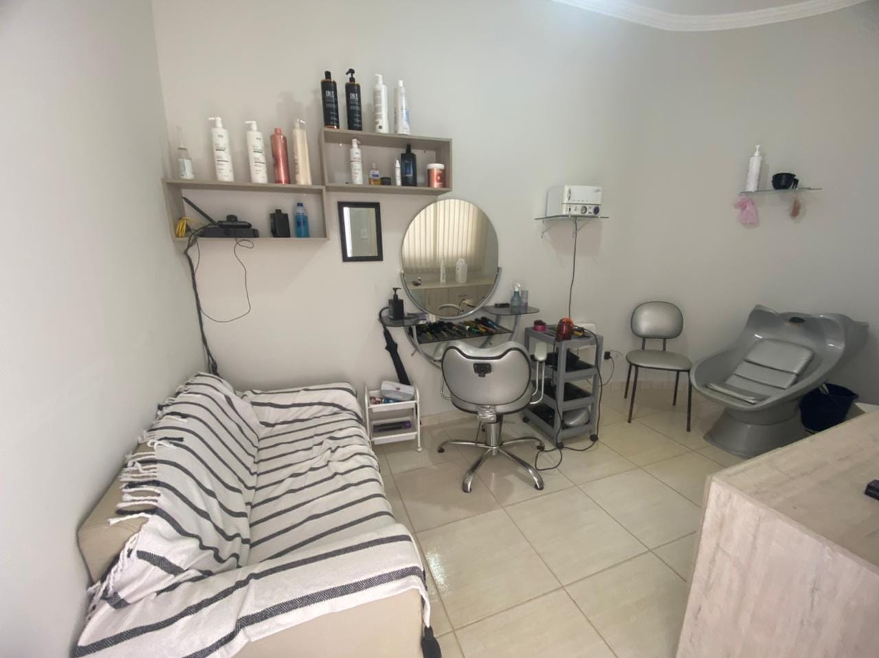 Apartamento térreo à venda, com 4 quartos sendo 2 suítes, com excelente acabamento, garagem para 4 carros, no bairro Candeias em  Vitória da Conq - foto 35