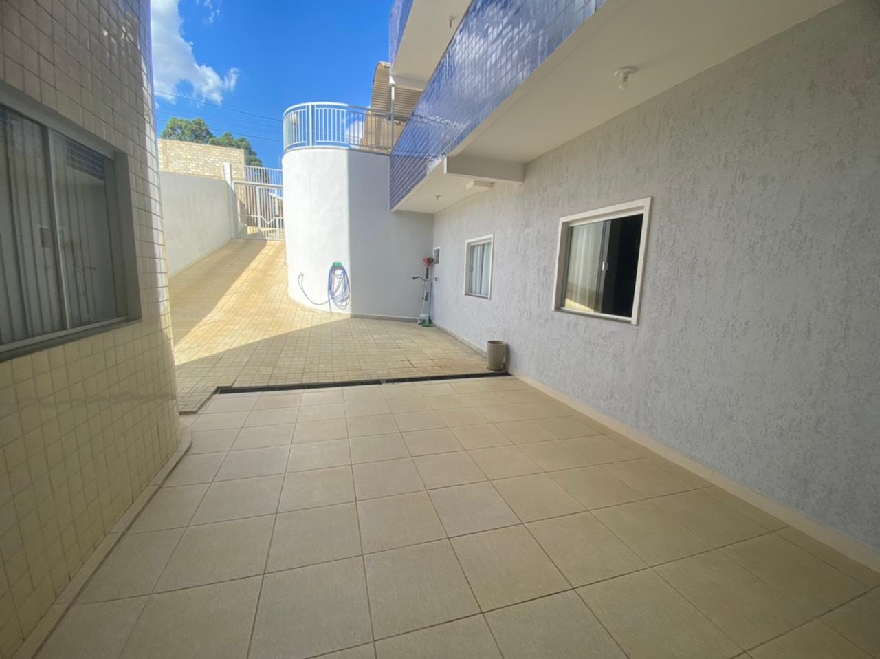 Apartamento térreo à venda, com 4 quartos sendo 2 suítes, com excelente acabamento, garagem para 4 carros, no bairro Candeias em  Vitória da Conq - foto 4
