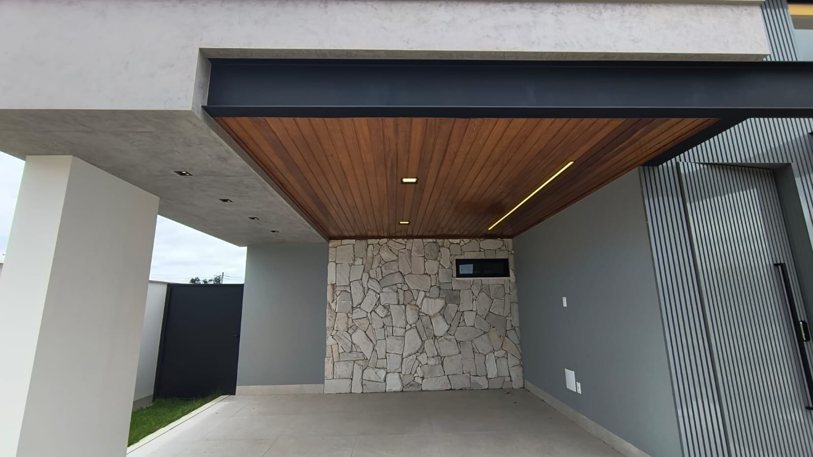 ALPHAVILLE 2 - Casa térrea com 3 Suítes + Varanda Gourmet com Hidro, Garagem coberta para 2 carros Vitória da Conquista Ba - foto 3