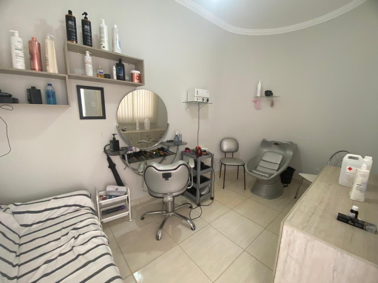 Apartamento térreo à venda, com 4 quartos sendo 2 suítes, com excelente acabamento, garagem para 4 carros, no bairro Candeias em  Vitória da Conq - foto 36