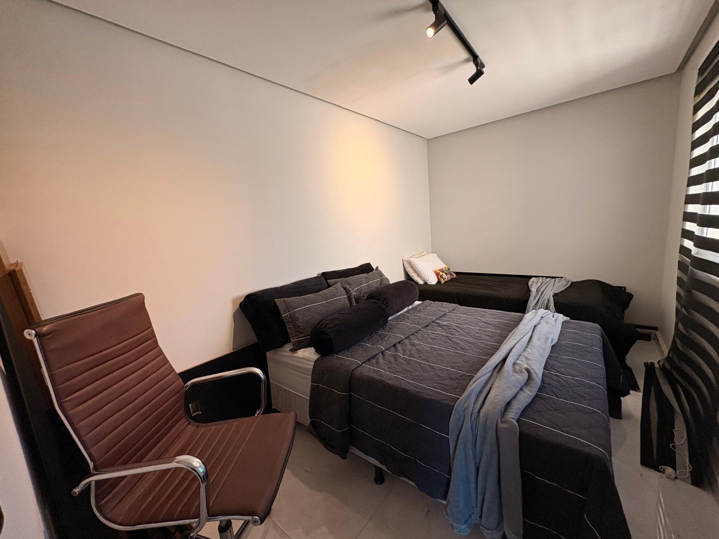 Cobertura duplex mobiliada com 4 quartos sendo 3 suites, terraço comm área gourmet e piscina a venda no bairro Candeias em Vitoria da Conquista - - foto 3