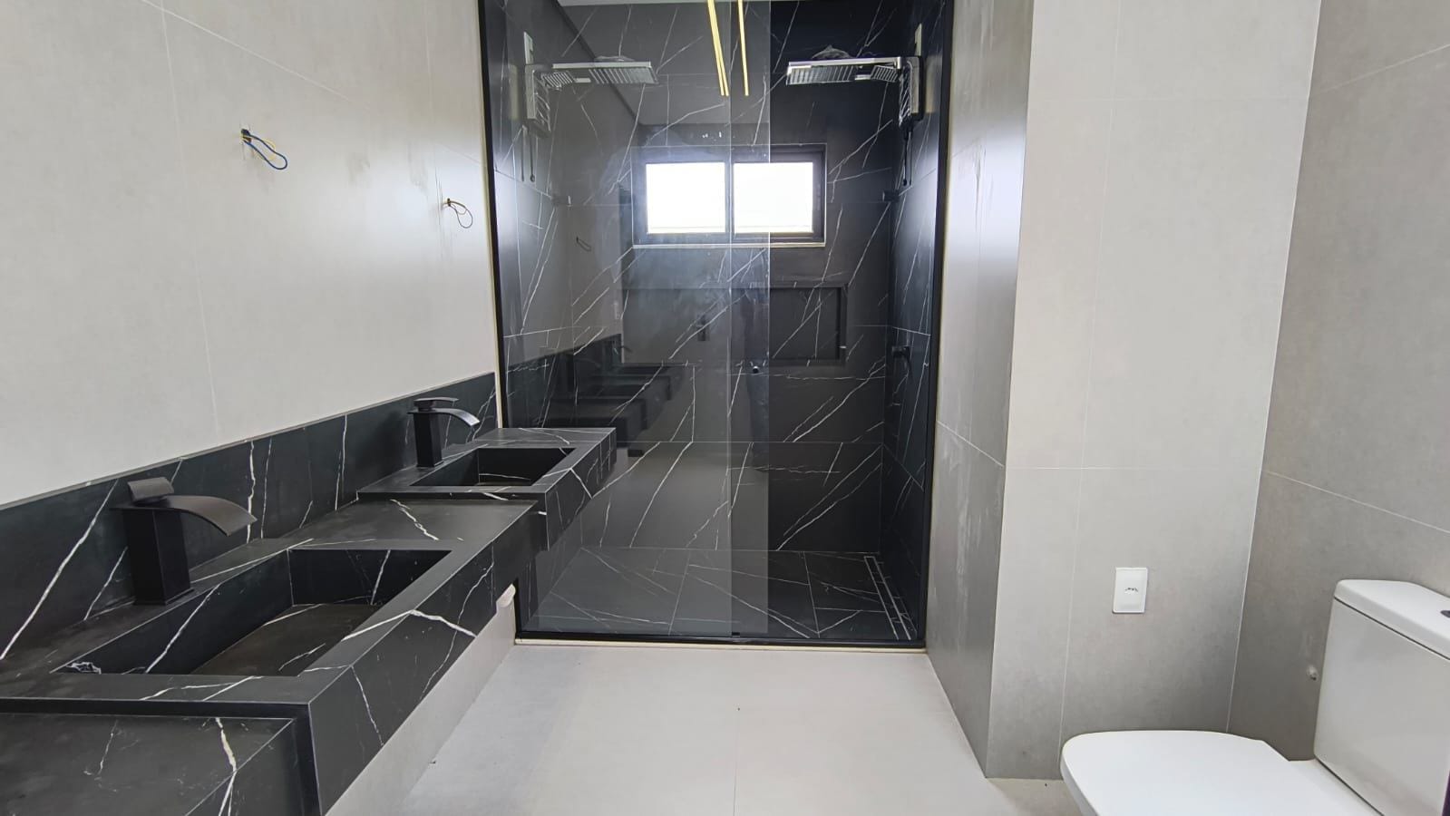 ALPHAVILLE 2 - Casa térrea com 3 Suítes + Varanda Gourmet com Hidro, Garagem coberta para 2 carros Vitória da Conquista Ba - foto 37