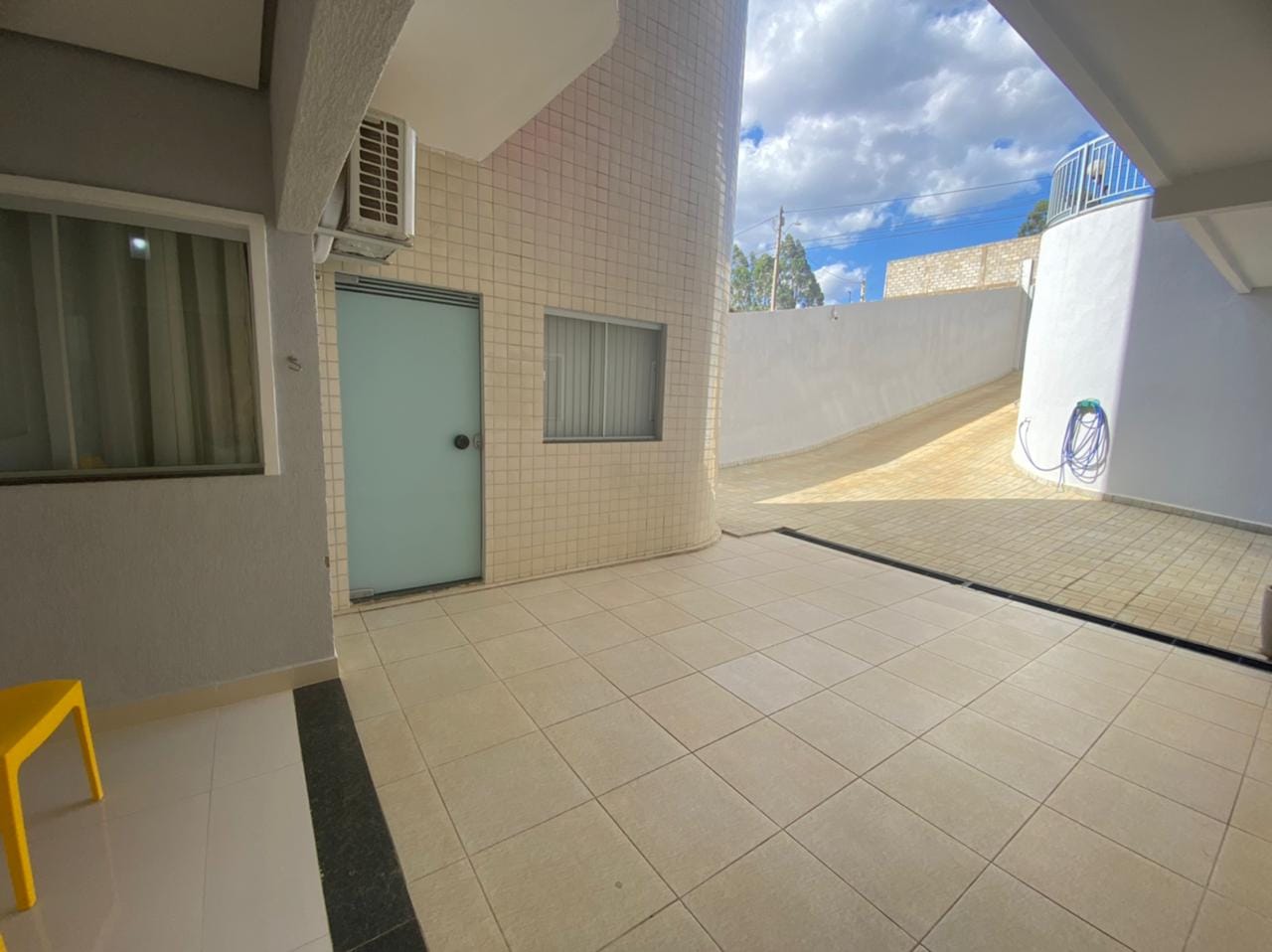 Apartamento térreo à venda, com 4 quartos sendo 2 suítes, com excelente acabamento, garagem para 4 carros, no bairro Candeias em  Vitória da Conq - foto 38
