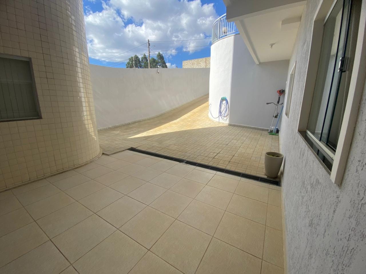 Apartamento térreo à venda, com 4 quartos sendo 2 suítes, com excelente acabamento, garagem para 4 carros, no bairro Candeias em  Vitória da Conq - foto 39