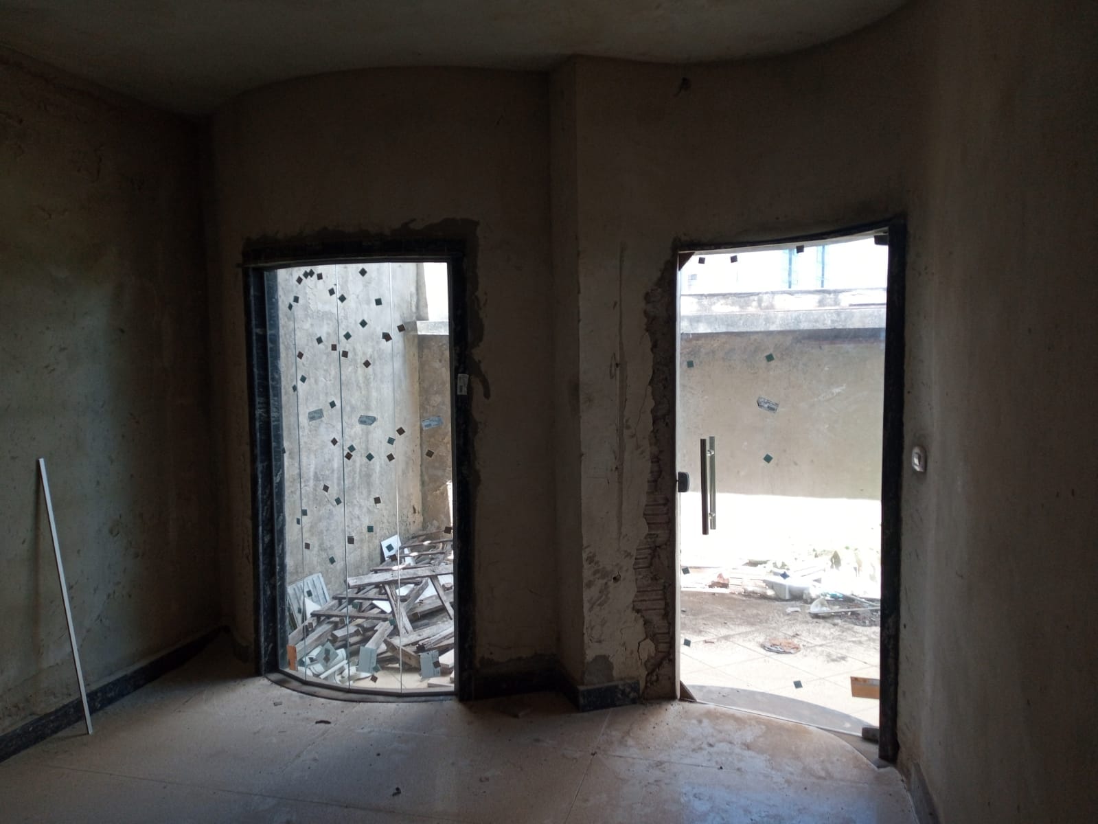 Casa tipo Sobrado solto no terreno a 300 mts da Faculdade Fainor  com 4 salas, 3/4 no Bairro Candeias em Vitória da Conquista - BA - foto 4