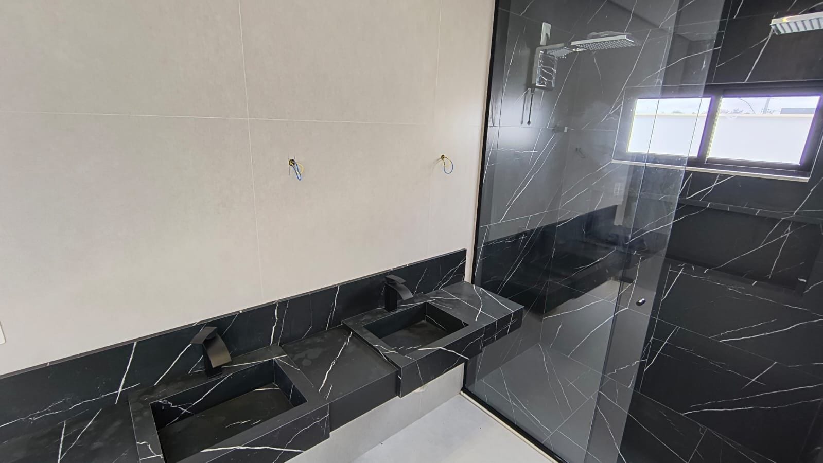 ALPHAVILLE 2 - Casa térrea com 3 Suítes + Varanda Gourmet com Hidro, Garagem coberta para 2 carros Vitória da Conquista Ba - foto 38