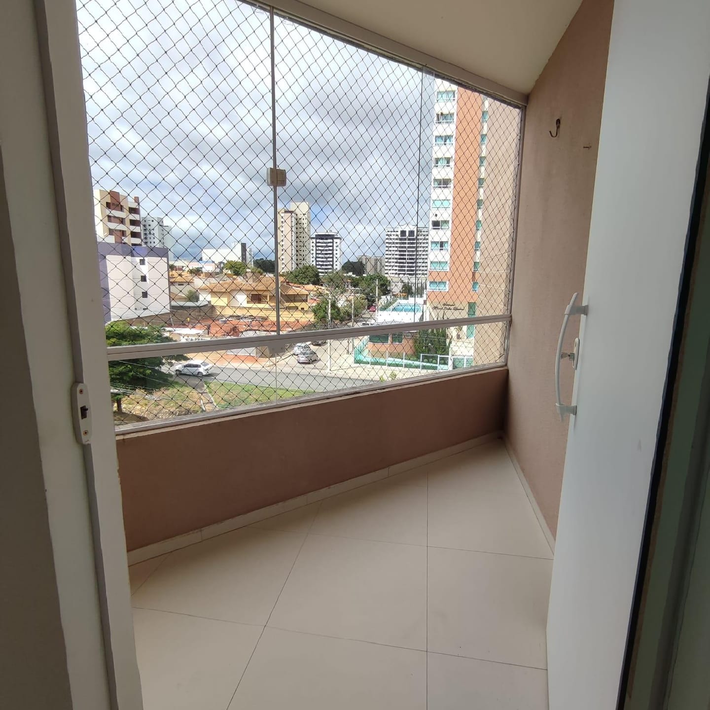 Excelente Apartamento com Varanda, Localizando na Av. Luiz Eduardo, Candeias, Vitória da Conquista, BA - foto 4