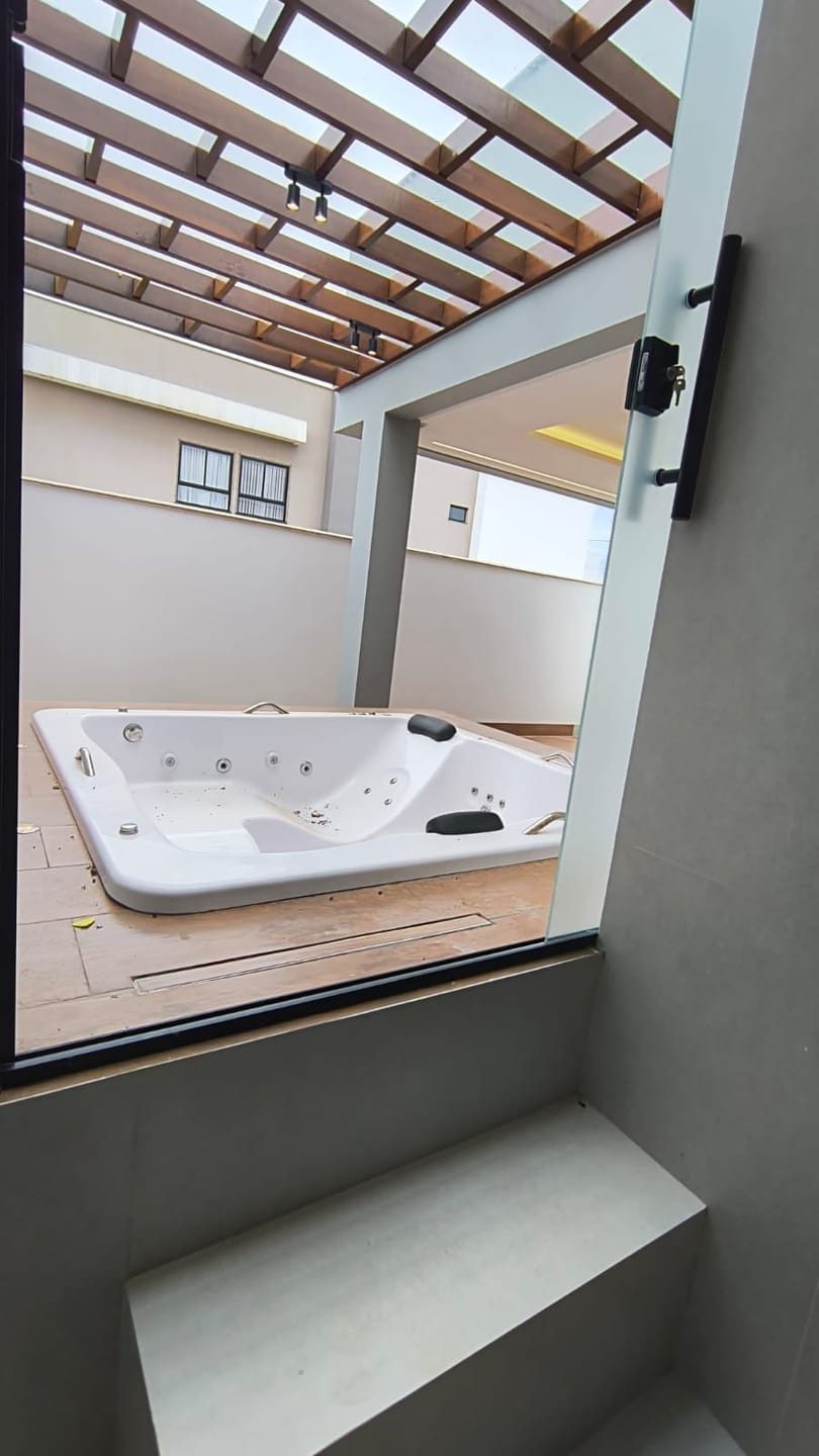 ALPHAVILLE 2 - Casa térrea com 3 Suítes + Varanda Gourmet com Hidro, Garagem coberta para 2 carros Vitória da Conquista Ba - foto 39