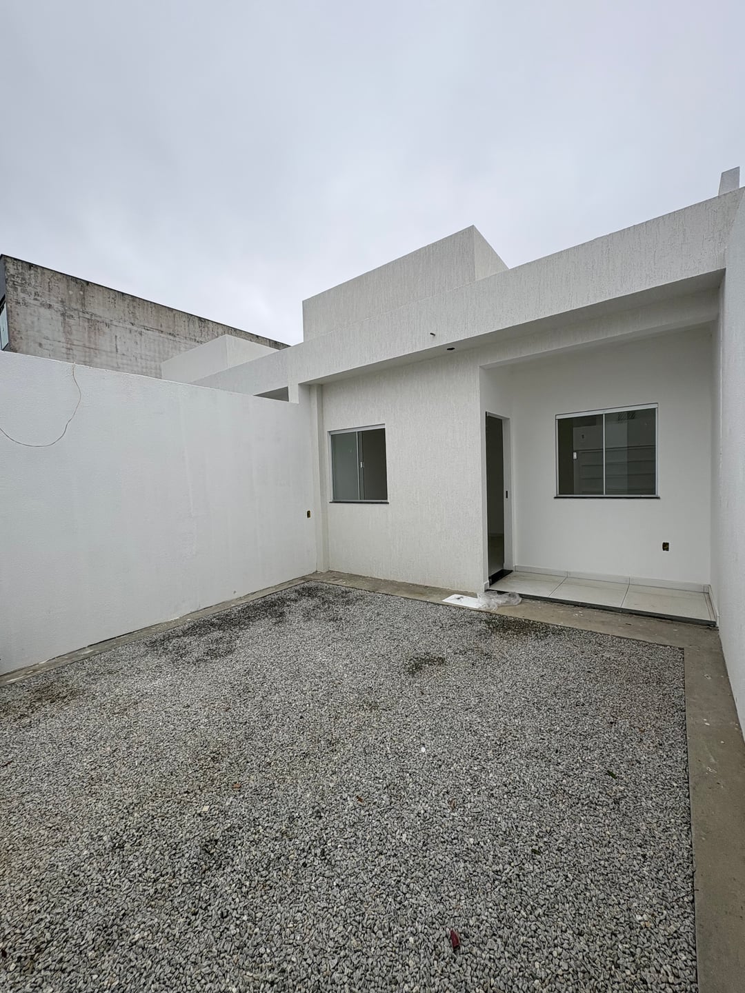 Casa de 2 quartos sendo 1 suíte com garagem para dois carros e quintal - foto 3