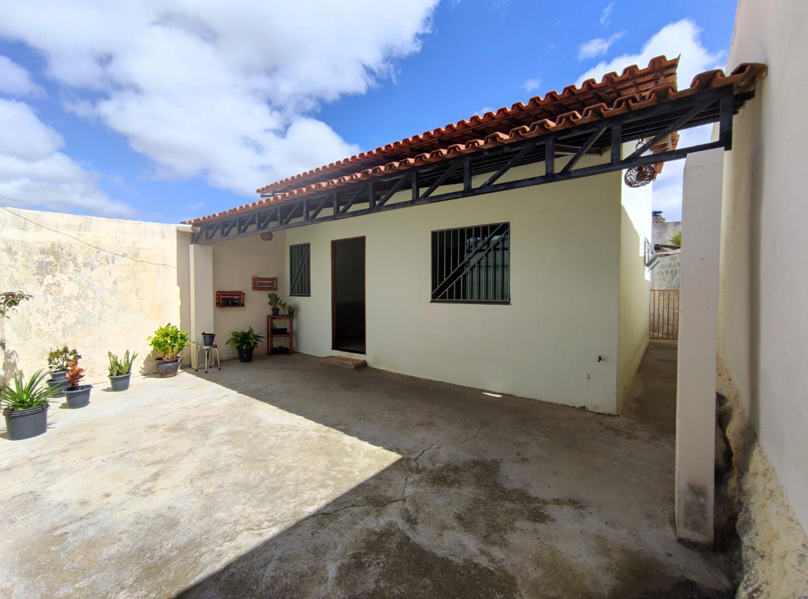 Casa solta de 3 quartos sendo 1  suíte em terreno de 193 m² no Alto Maron, Vitória da Conquista, BA - foto 4