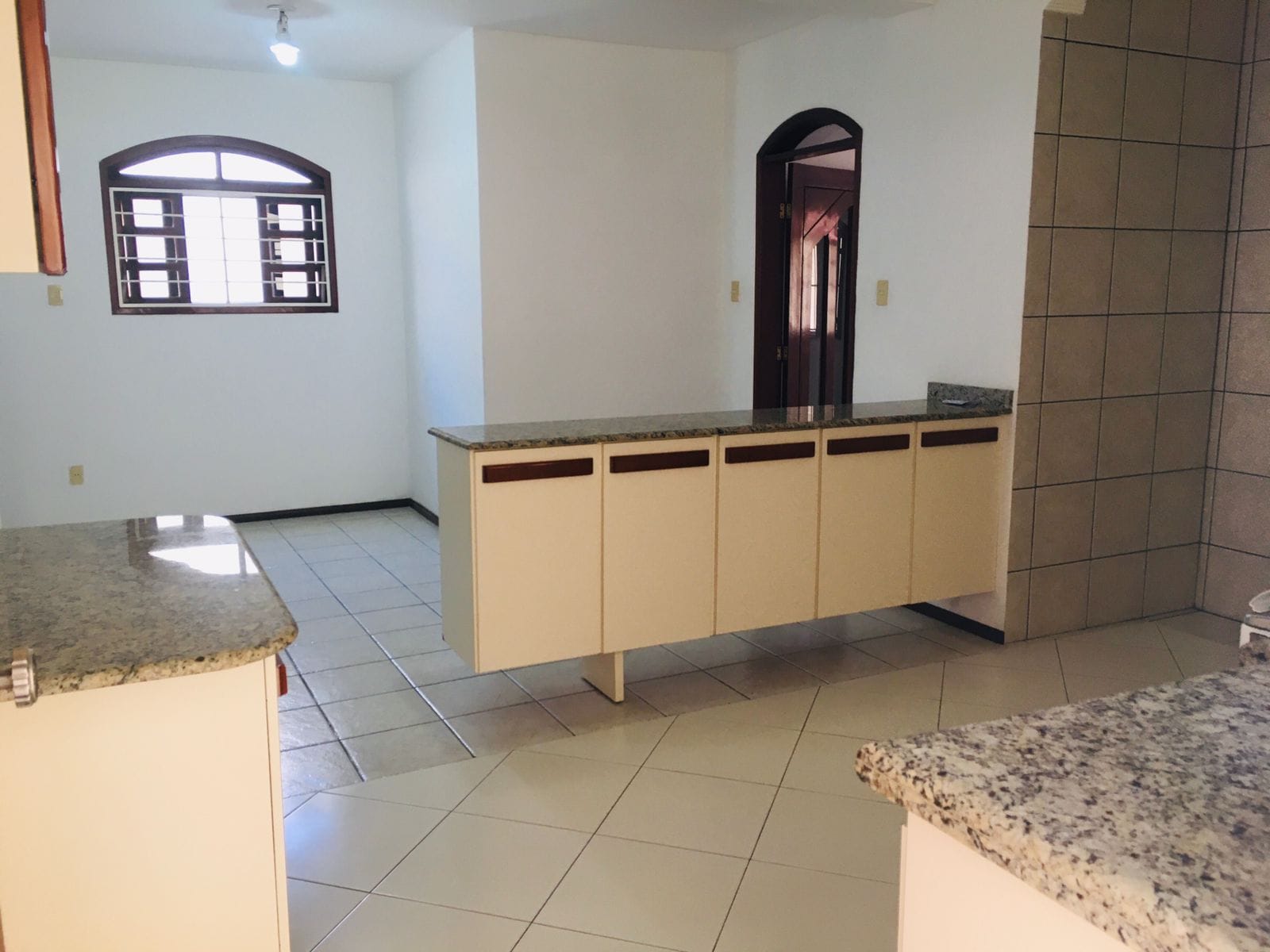 Casa  bastante ampla com terreno de 320 m² e 327.80 m² de área construída em ótima localização no Bairro Recreio em rua de fluxo grande de carros - foto 5