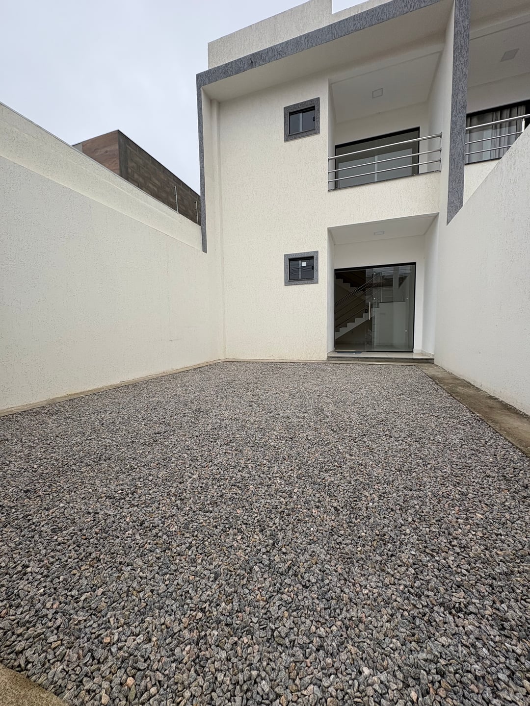 Casa duplex de 3 quartos sendo 2 suítes, garagem 2 carros + quintal - foto 4