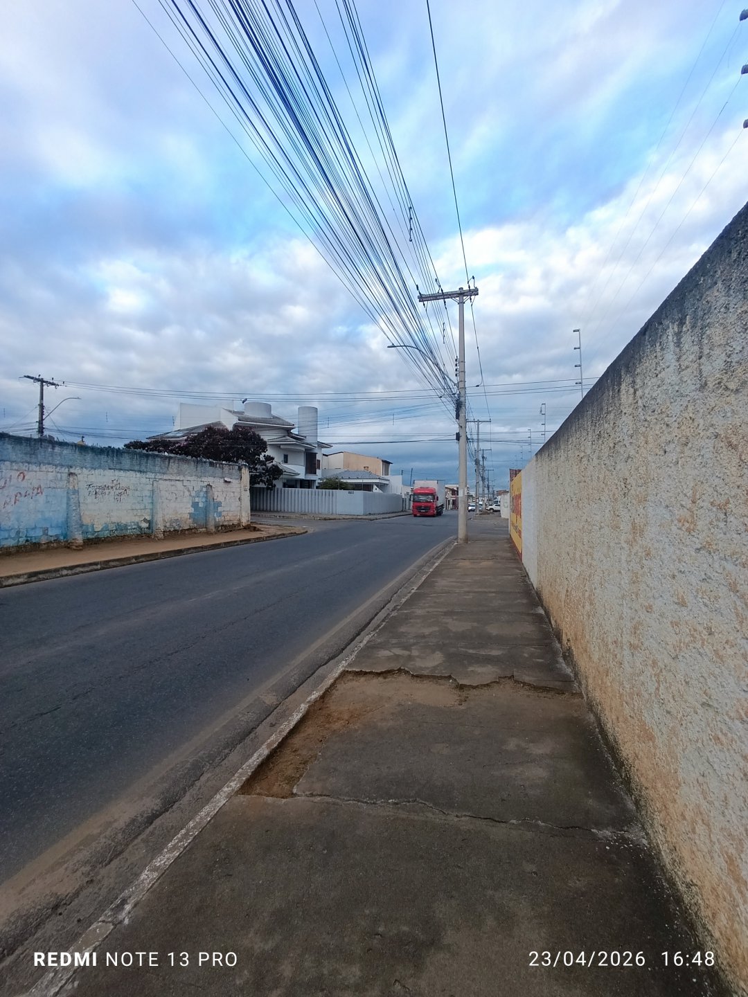 Terreno na Av. Pará esquina, parte de cima, esquina com a Av. Paramirim. 3 terrenos urbanos com 300 m² cada, 30 x 30 num total de 900 m², Bairro - foto 4