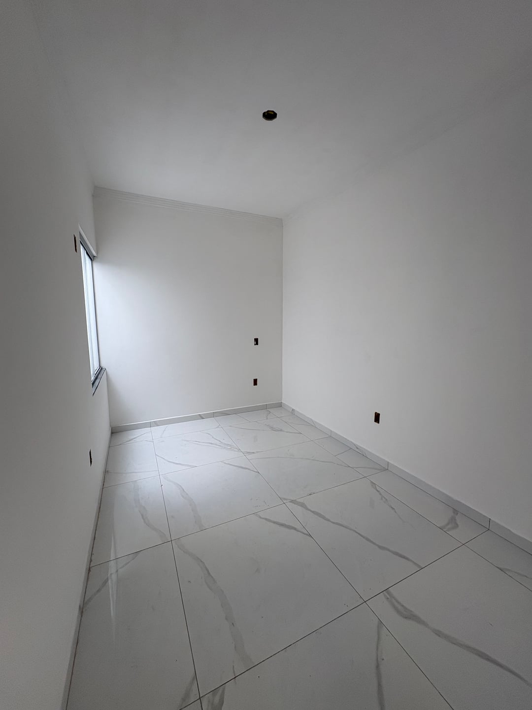 Casa de 2 quartos sendo 1 suíte com garagem para dois carros e quintal - foto 5