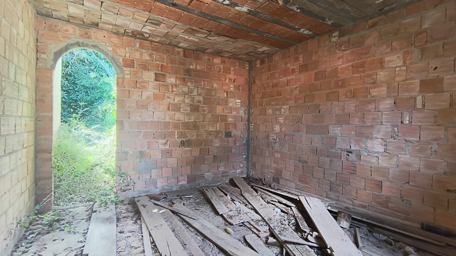 OPORTUNIDADE - Terreno de 1.000m² contendo uma casa de aprox. 140mts em fase de construção, situado no Alto do Boa Vista em Vitória da Conquista- - foto 6