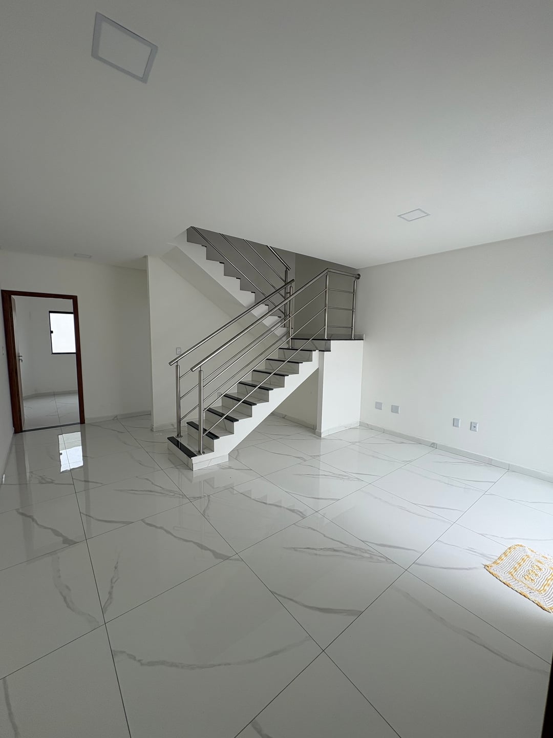 Casa duplex de 3 quartos sendo 2 suítes, garagem 2 carros + quintal - foto 7