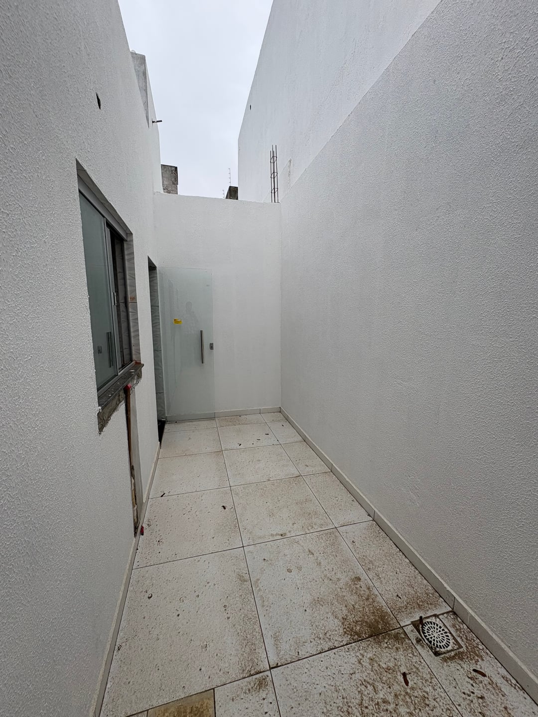 Casa de 2 quartos sendo 1 suíte com garagem para dois carros e quintal - foto 7