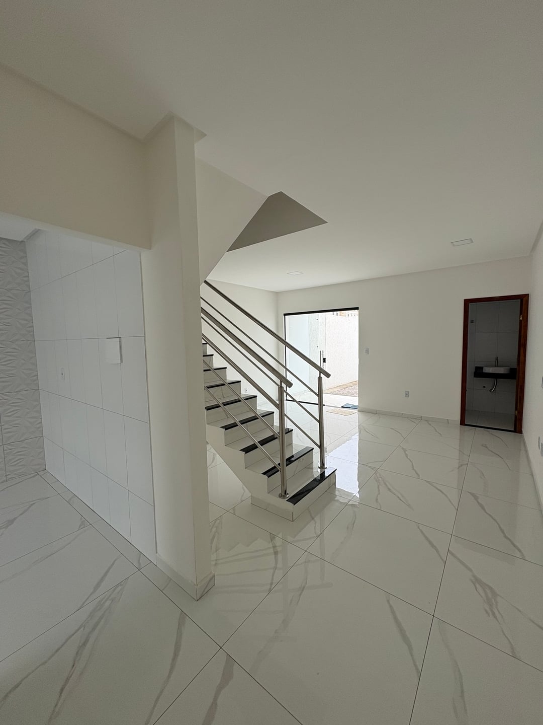 Casa duplex de 3 quartos sendo 2 suítes, garagem 2 carros + quintal - foto 8