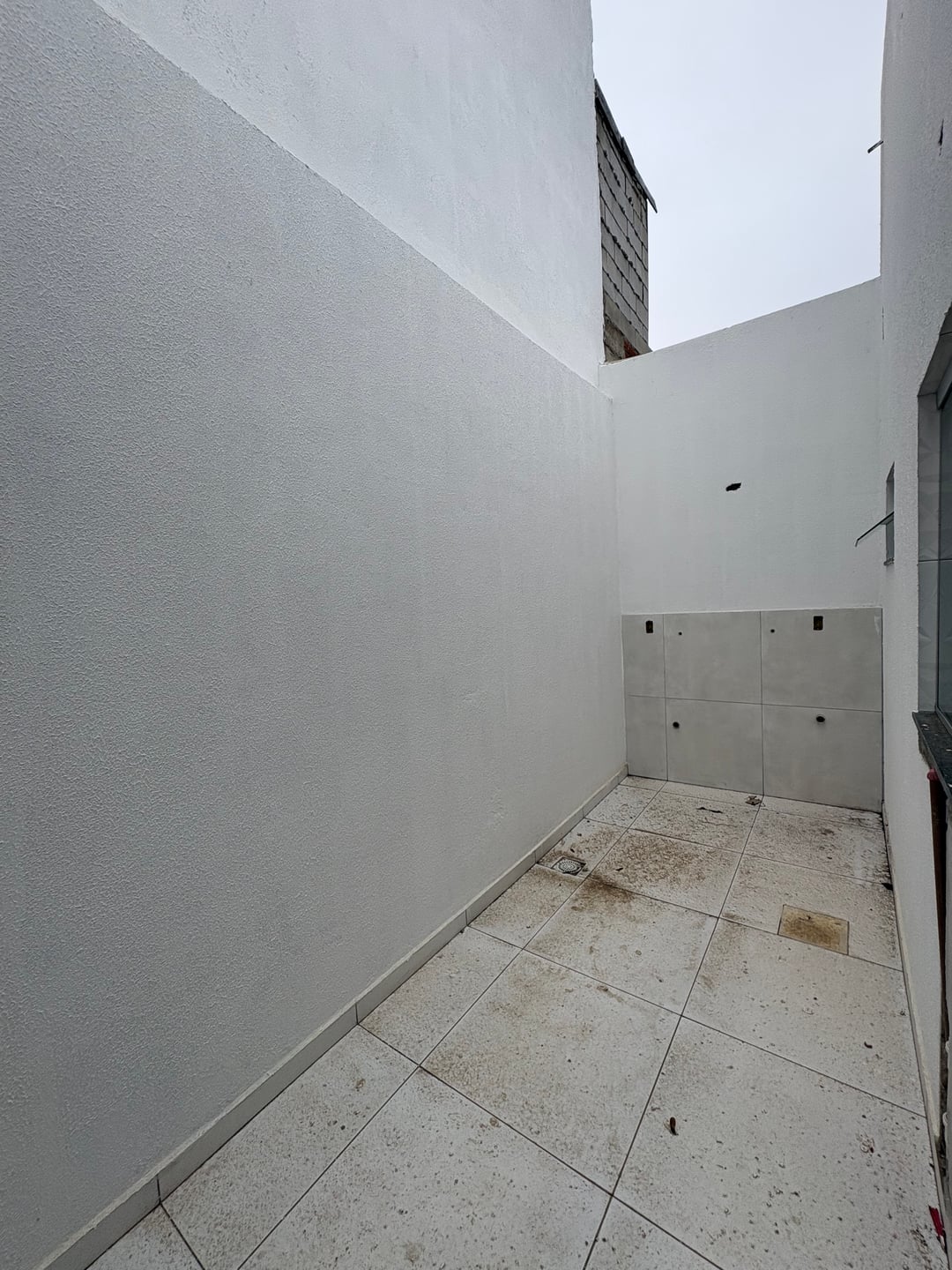 Casa de 2 quartos sendo 1 suíte com garagem para dois carros e quintal - foto 8