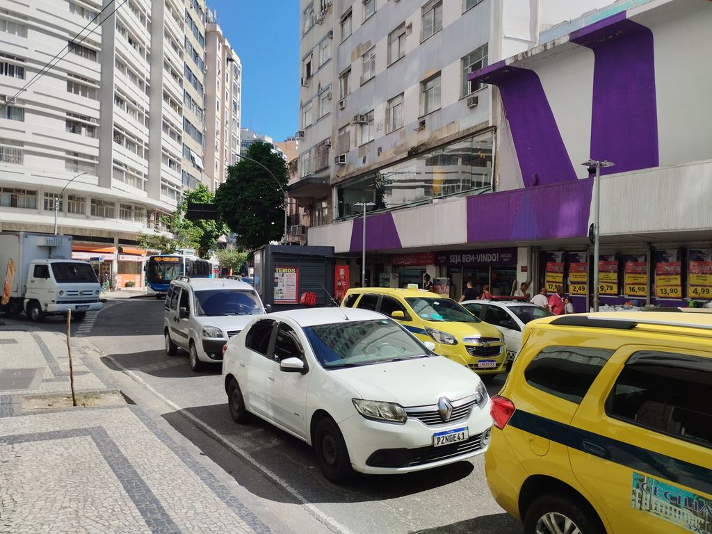 Imagens do imóveis Apartamento de sala quarto cozinha banheiro no, bairro de Fátima Rio de Janeiro