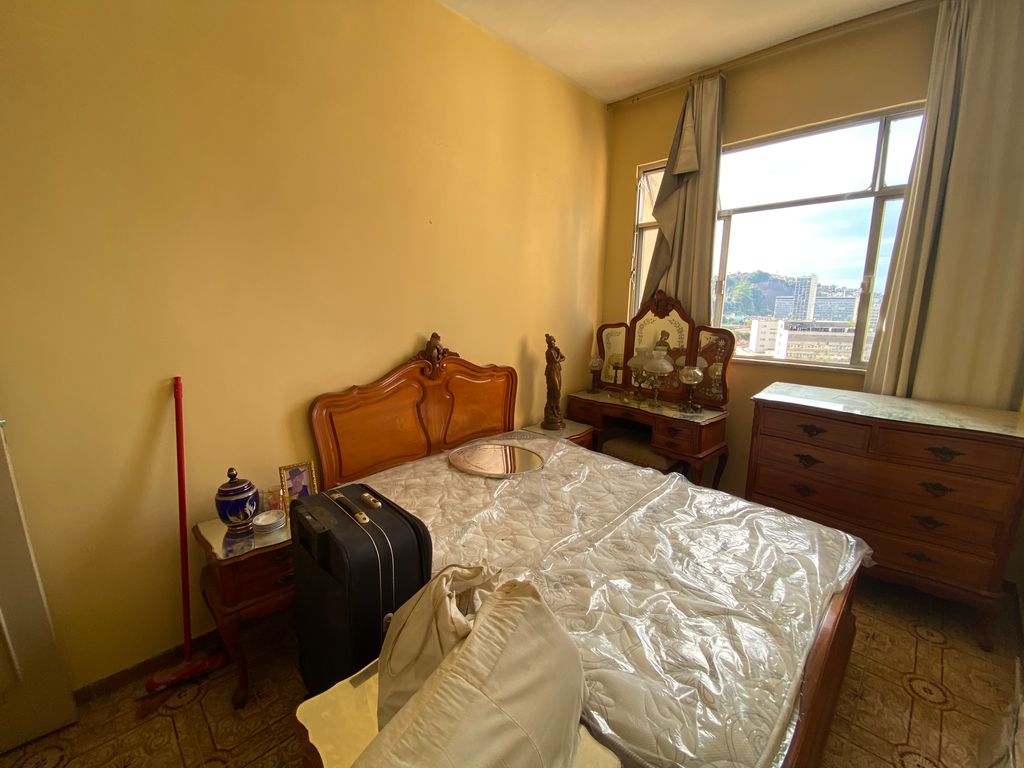 Imagens do imóveis Apartamento de Dois Quartos com Dependência Na Rua do Senado no Centro do RJ
