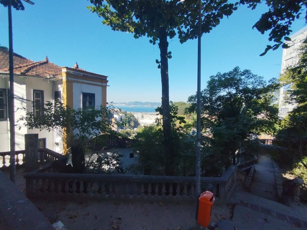 Imagens do imóveis Apartamento em Santa Teresa com Dois Quartos e Dependência
