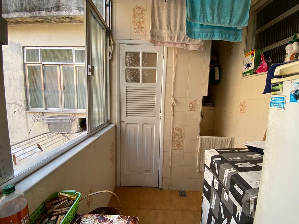 Imagens do imóveis Apartamento Amplo de Dois Quartos e Dependência na Rua André Cavalcanti CentroRJ