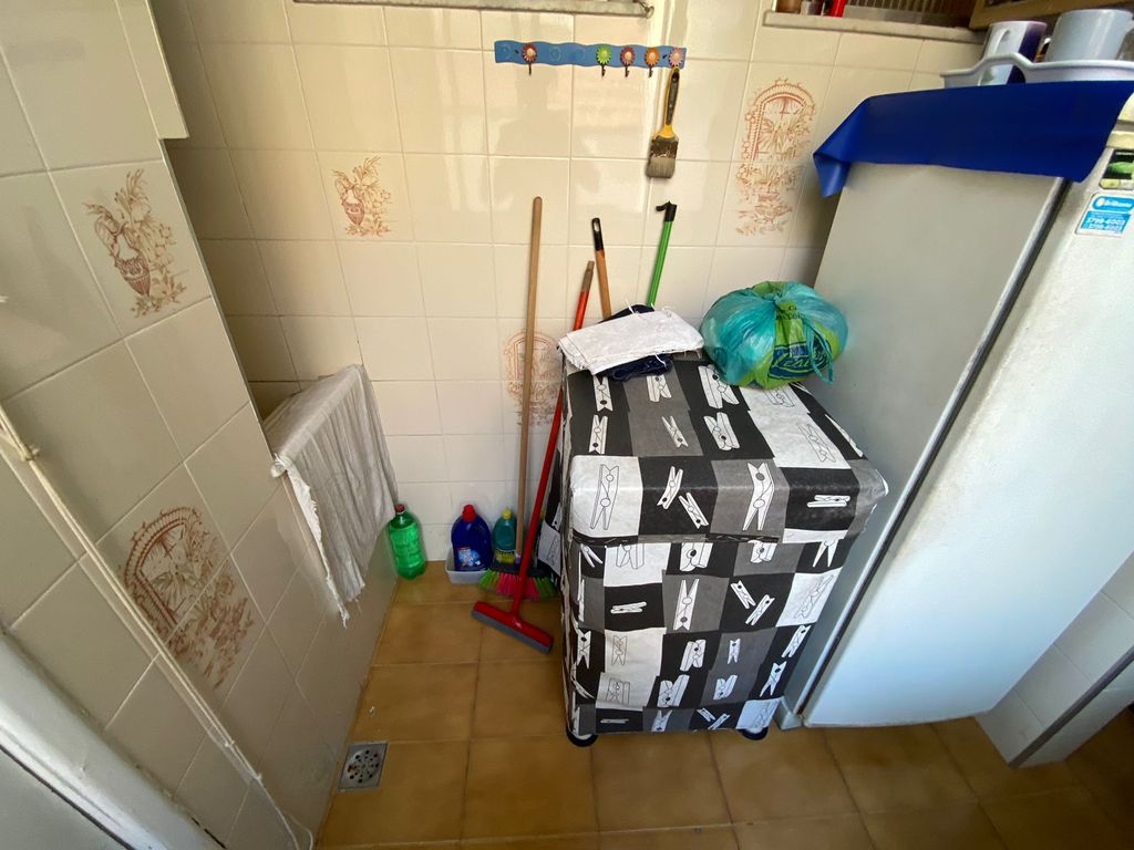 Imagens do imóveis Apartamento Amplo de Dois Quartos e Dependência na Rua André Cavalcanti CentroRJ