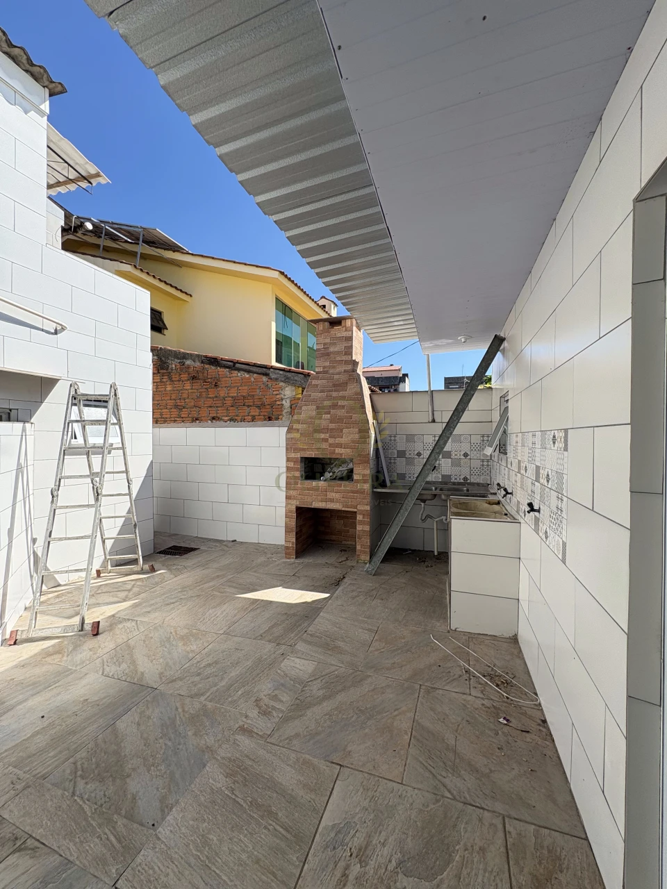 CASA DOIS DORMITÓRIOS COM GARAGEM