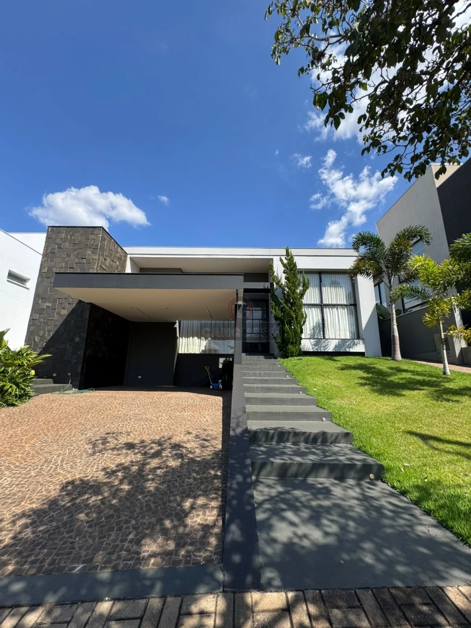 Imagens do imóveis Casa de Alto Padrão à Venda no Condomínio Sun Lake – 270m², Piscina e Ambientes Planejados!