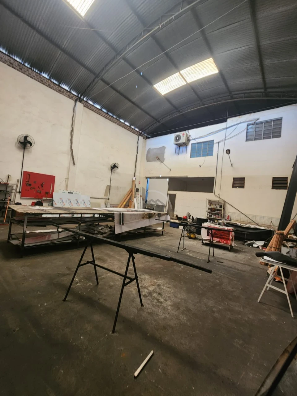 Imagens do imóveis BARRACÃO COMERCIAL PARA LOCAÇÃO - LEONOR