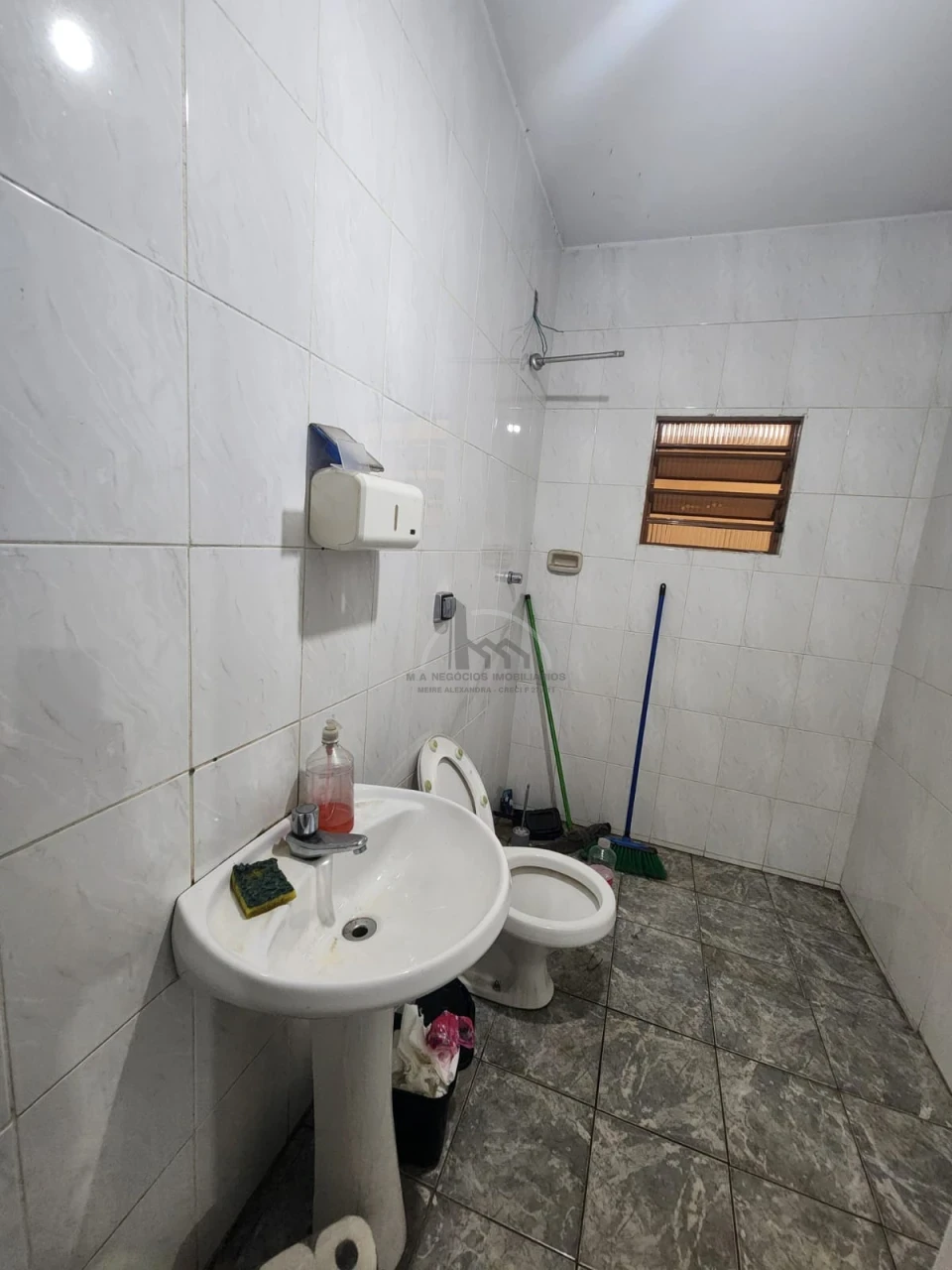 Imagens do imóveis BARRACÃO COMERCIAL PARA LOCAÇÃO - LEONOR