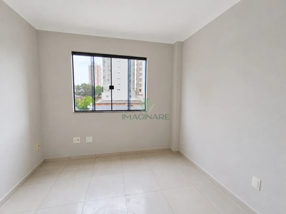 Imagens do imóveis ALUGA APARTAMENTO SEMI MOBILIADO NO CENTRO.