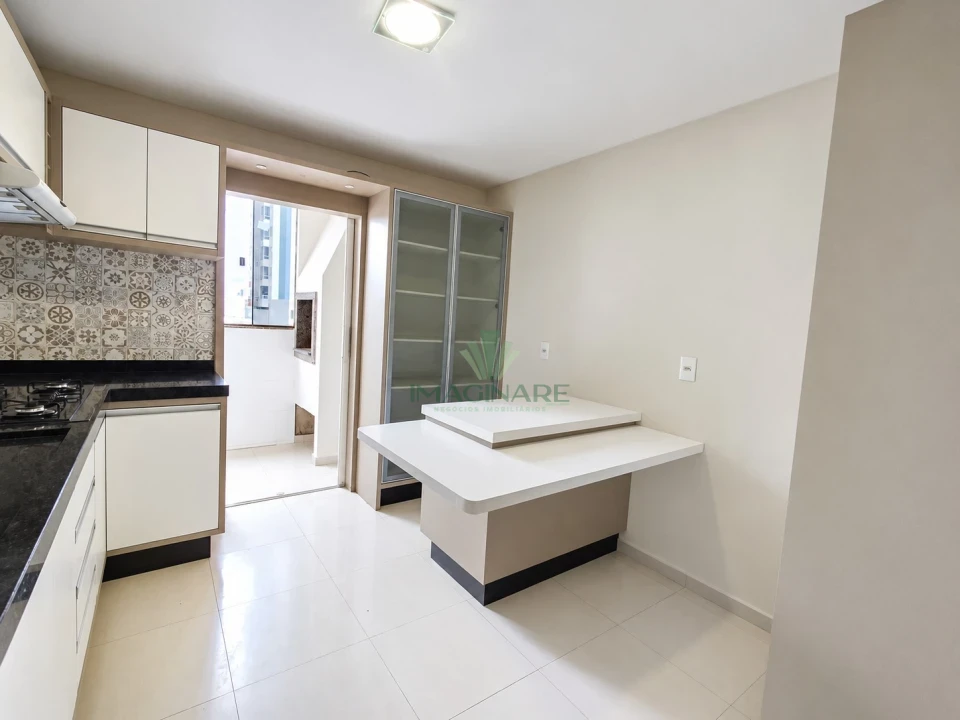 Imagens do imóveis ALUGA APARTAMENTO SEMI MOBILIADO NO CENTRO.