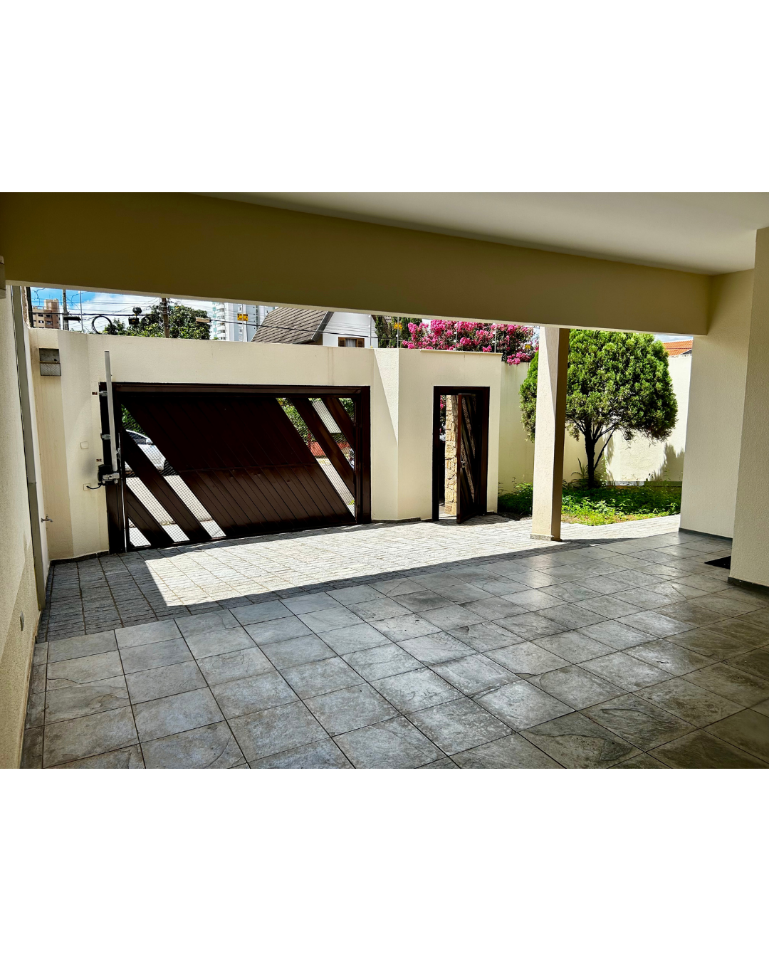 Imagens do imóveis Casa com 4 dormitórios à venda, 330 m² por R$ 1.550.000,00 - Próximo ao Lago - Monções - Londrina/PR