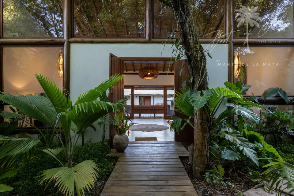 Imagens do imóveis CASA DE ALTO PADRÃO COM 5 SUITES E PISCINA A 50M DA PRAIA EM TRANCOSO | VILA VERDE