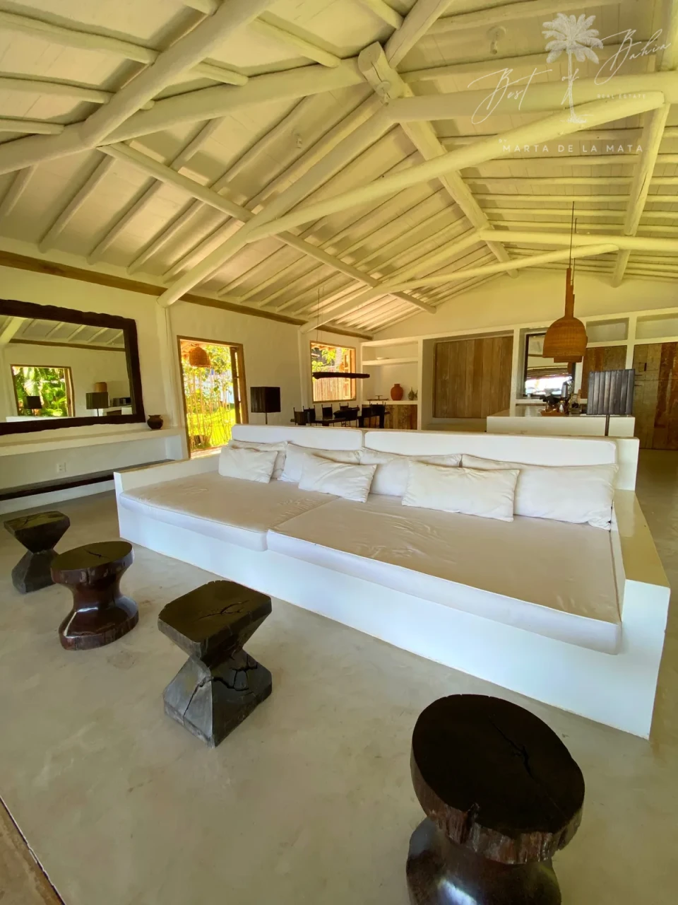 Imagens do imóveis Villa dos Espelhos: 3 suítes com o privilégio de estar a passos das águas cristalinas.