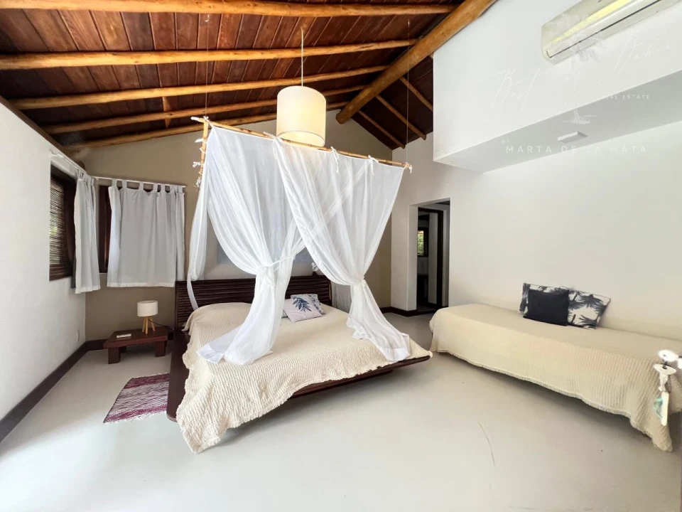 Imagens do imóveis Casa Coqueiros  com 4 suítes , piscina e academia.