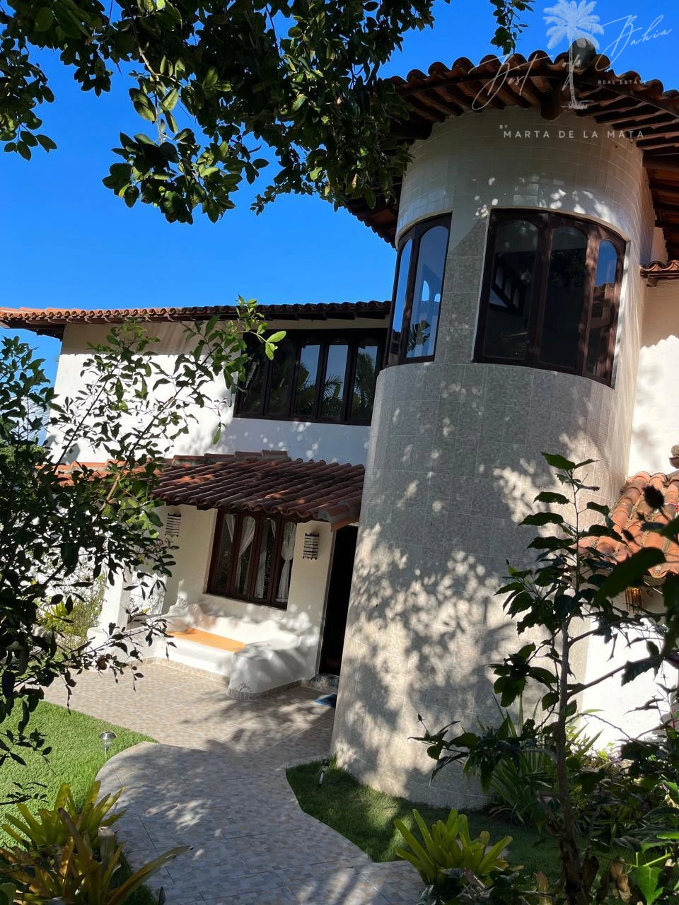 Imagens do imóveis ALUGA-SE VILLA HIBISCUS OCEAN – 5 SUÍTES, VISTA MAR E ACESSO DIRETO À PRAIA