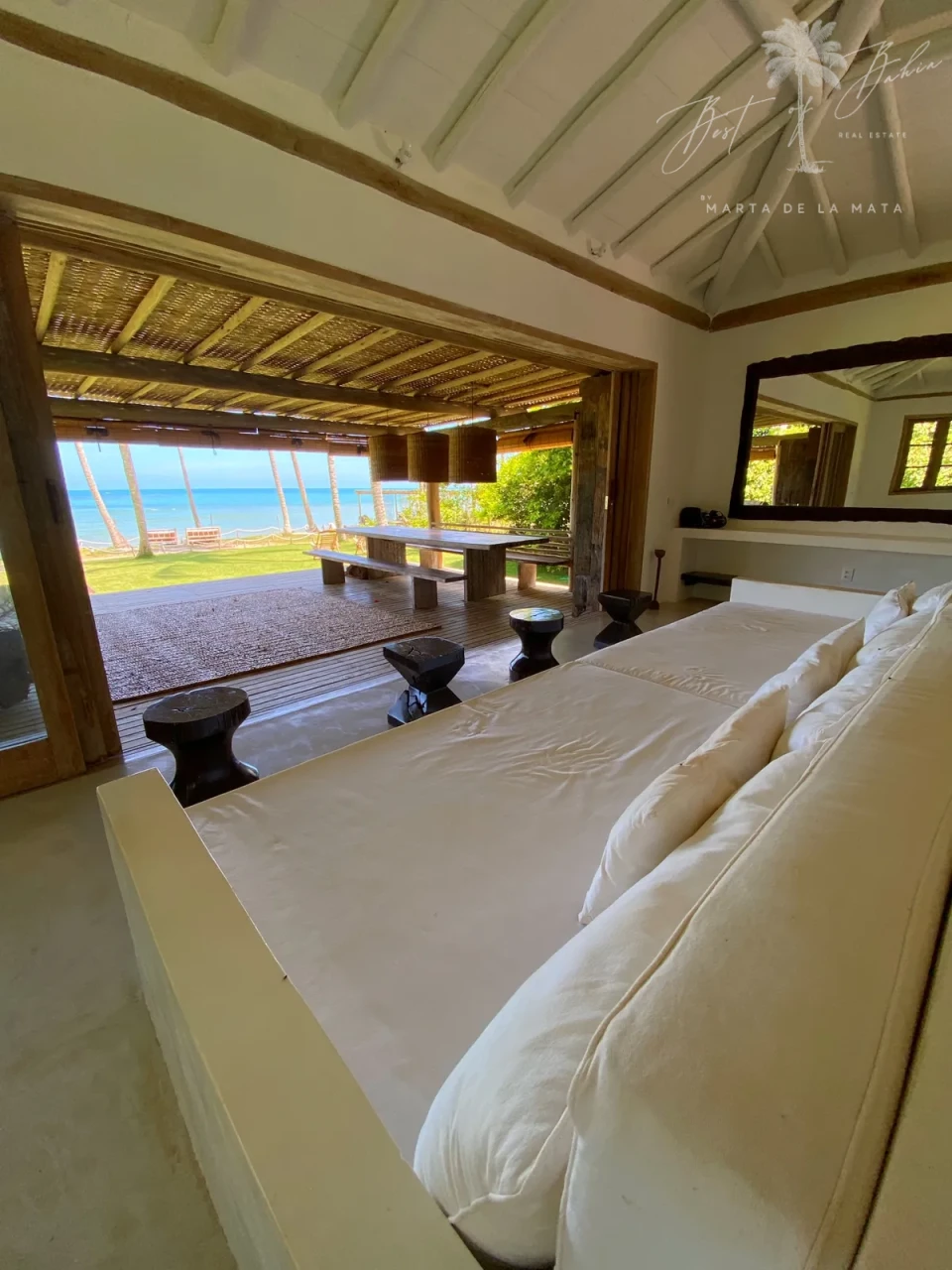 Imagens do imóveis Villa dos Espelhos: 3 suítes com o privilégio de estar a passos das águas cristalinas.