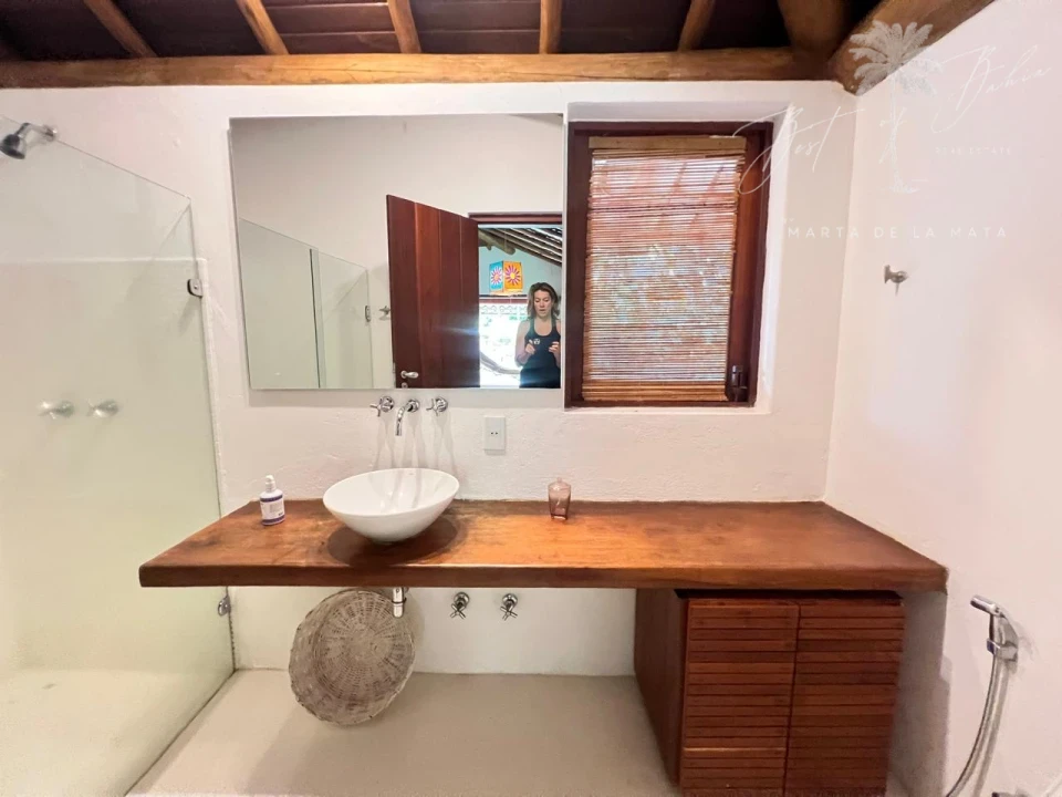 Imagens do imóveis Casa Coqueiros  com 4 suítes , piscina e academia.