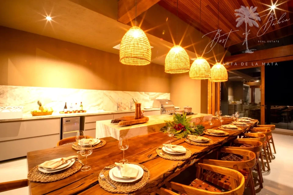 Imagens do imóveis Descubra a Casa Reserva dos Sonhos no Alto do Mucugê. Mansão exclusiva com 9 suítes, espetacular vista para o mar e mata, piscina infinita e spa.