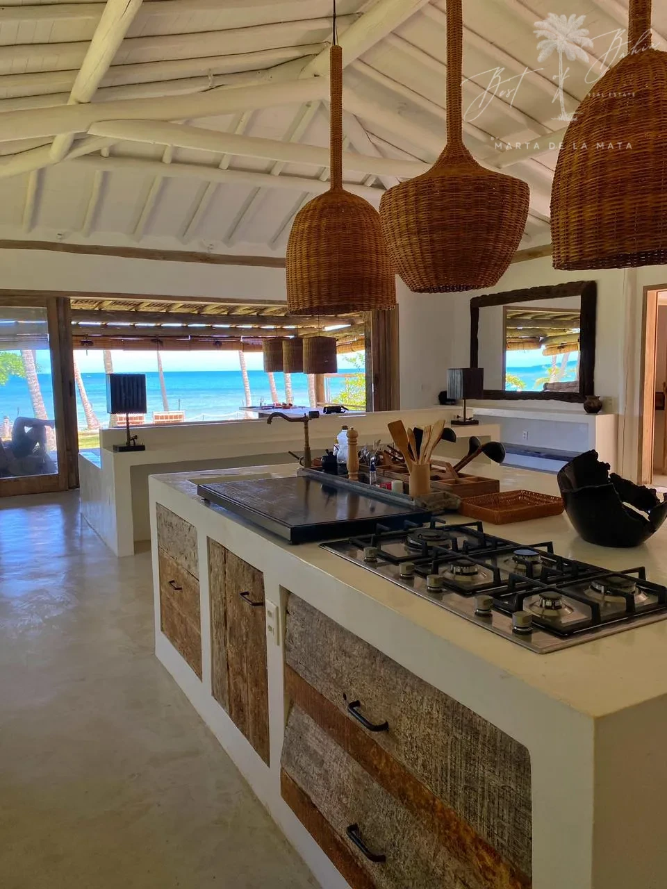 Imagens do imóveis Villa dos Espelhos: 3 suítes com o privilégio de estar a passos das águas cristalinas.