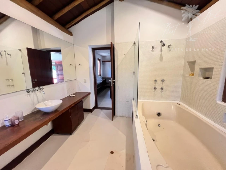 Imagens do imóveis Casa Coqueiros  com 4 suítes , piscina e academia.