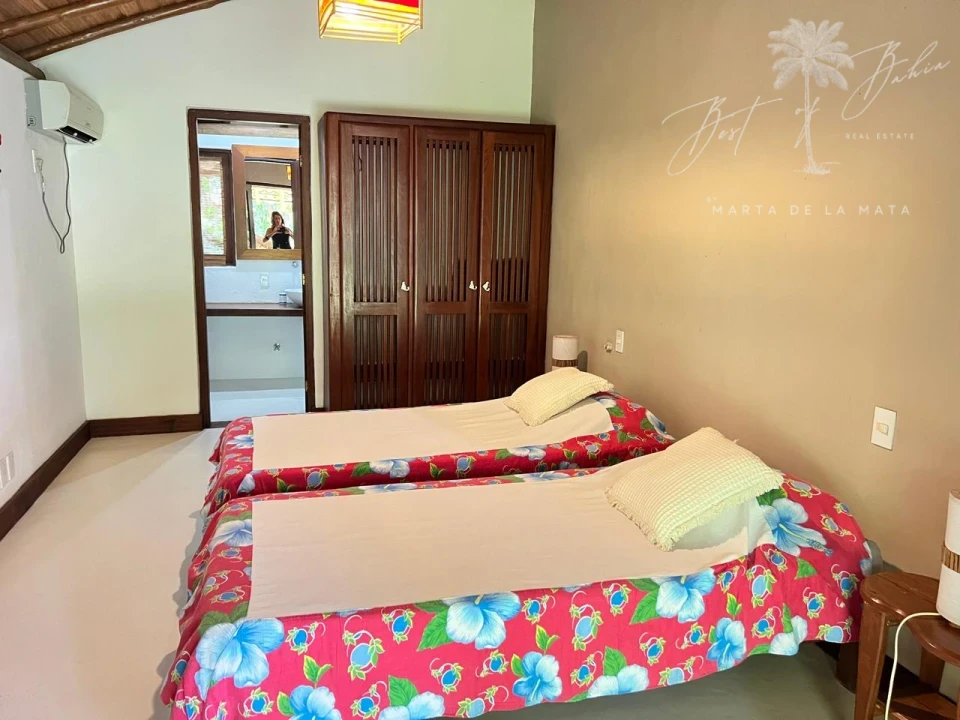 Imagens do imóveis Casa Coqueiros  com 4 suítes , piscina e academia.