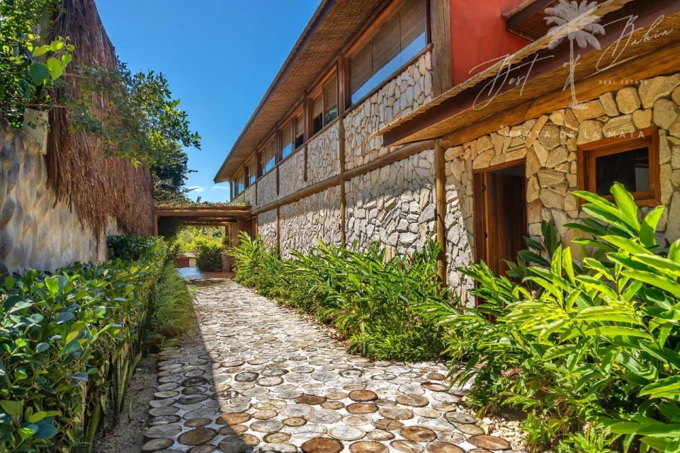 Imagens do imóveis ALUGA-SE CASA EM TRANCOSO COM 5 SUÍTES VISTA MAR – DISPONÍVEL DE 10 A 28/01