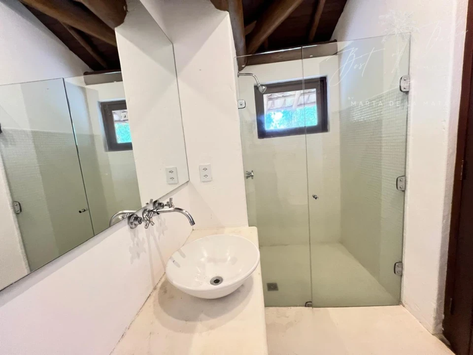 Imagens do imóveis Casa Coqueiros  com 4 suítes , piscina e academia.