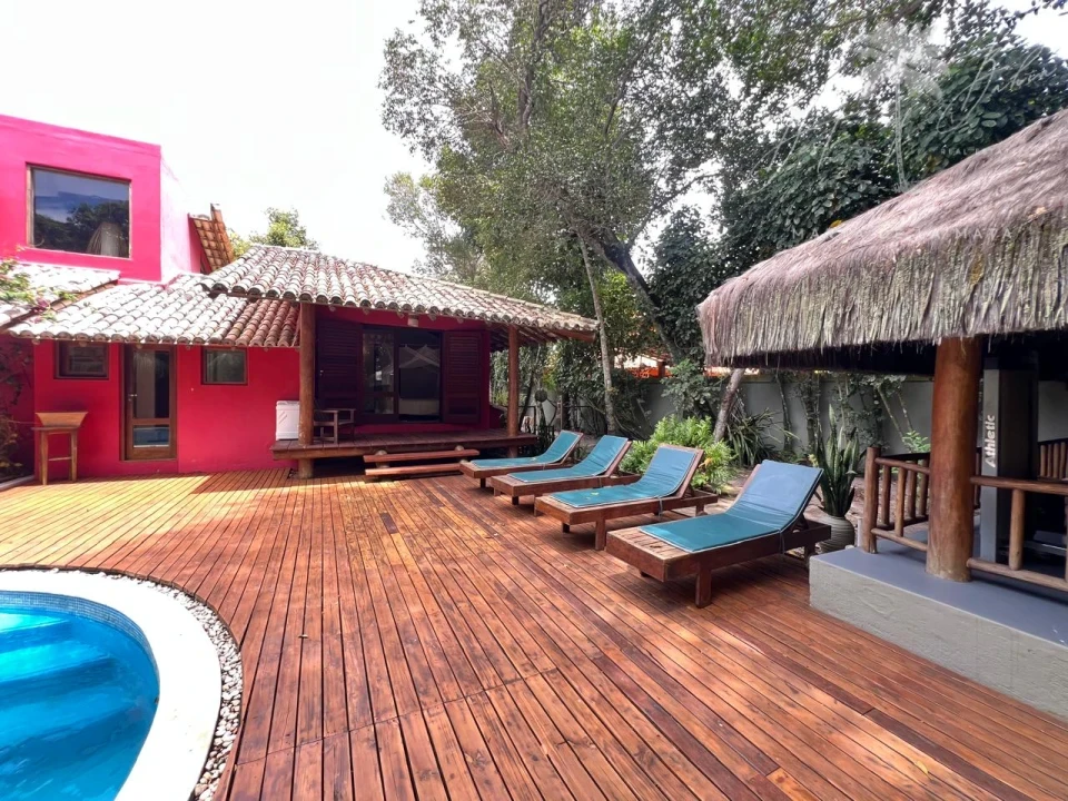 Imagens do imóveis Casa Coqueiros  com 4 suítes , piscina e academia.