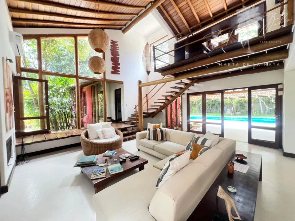 Imagens do imóveis Casa Coqueiros  com 4 suítes , piscina e academia.