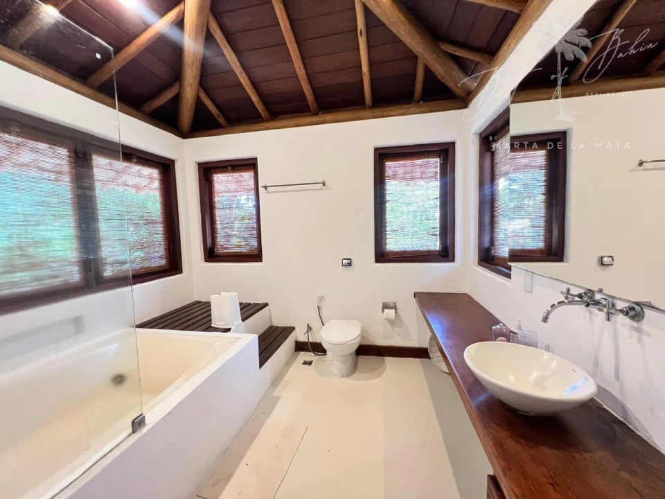 Imagens do imóveis Casa Coqueiros  com 4 suítes , piscina e academia.